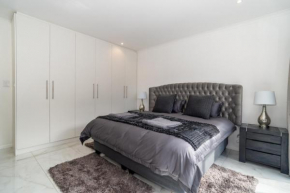 Hout Bay Gem - Elise Way